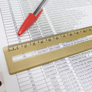 Regua De Poliestireno Guia De Leitura Dourada 30cm.-122117-45988